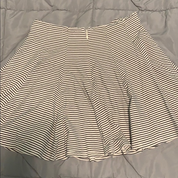 🔴 Skirt - Picture 2 of 4